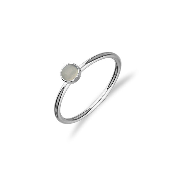 Simple silver ring outlet with stone